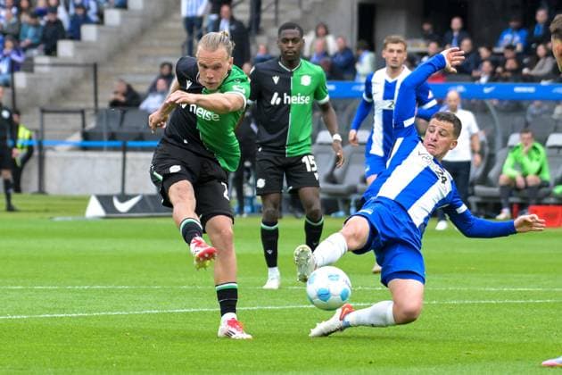 Fussball 2.Bundesliga, Hertha BSC Berlin - Hannover 96 18.05.2025, xdanx, Fussball 2.Bundesliga, Hertha BSC Berlin - Hannover 96 emspor, v.l. Lars Gindorf (Hannover 96),Diego Demme (Hertha BSC), Zweikampf, Duell, Kampf, tackle,Torschuss (DFL DFB REGULATIONS PROHIBIT ANY USE OF PHOTOGRAPHS as IMAGE SEQUENCES and or QUASI-VIDEO) Daniel Lakomski Mix1 Berlin Olympiastadion Berlin Deutschland (DEU)