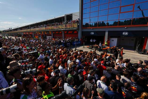 F1 - EMILIA ROMAGNA GRAND PRIX 2025 spectators, fans mechanic, mecanicien, mechanics during the Formula 1 AWS Gran Premio del Made in Italy e Dell™Emilia-Romagna 2025, Emilia Romagna Grand Prix 2025, 7th round of the 2025 FIA Formula One World Championship, WM, Weltmeisterschaft from May 16 to 18, 2025 on the Autodromo Internazionale Enzo e Dino Ferrari, in Imola, Italy - ImolaItaly Copyright: xJavierxJimenezx