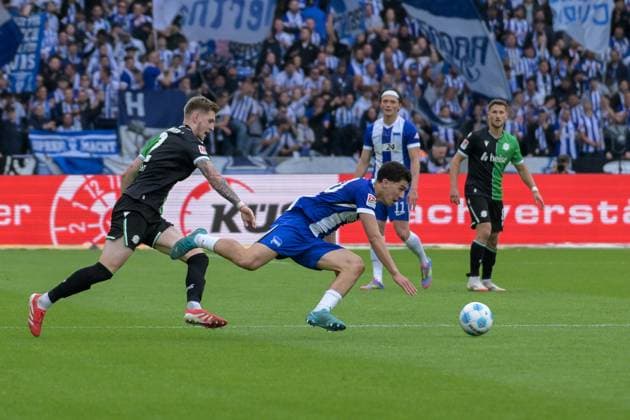 Fussball 2.Bundesliga, Hertha BSC Berlin - Hannover 96 18.05.2025, xdanx, Fussball 2.Bundesliga, Hertha BSC Berlin - Hannover 96 emspor, v.l. Josh Knight (Hannover 96),Ibrahim Maza (Hertha BSC),Zweikampf, Duell, Kampf, tackle (DFL DFB REGULATIONS PROHIBIT ANY USE OF PHOTOGRAPHS as IMAGE SEQUENCES and or QUASI-VIDEO) Daniel Lakomski Mix1 Berlin Olympiastadion Berlin Deutschland (DEU)