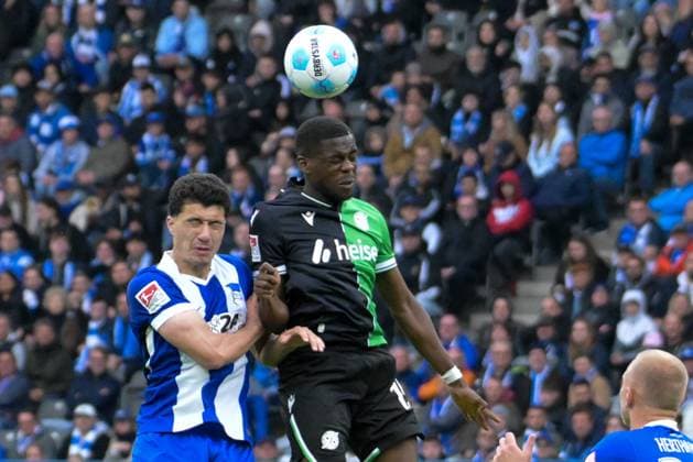 Fussball 2.Bundesliga, Hertha BSC Berlin - Hannover 96 18.05.2025, xdanx, Fussball 2.Bundesliga, Hertha BSC Berlin - Hannover 96 emspor, v.l. Ibrahim Maza (Hertha BSC),Noël Asà ko Nkili (Hannover 96),Zweikampf, Duell, Kampf, tackle (DFL DFB REGULATIONS PROHIBIT ANY USE OF PHOTOGRAPHS as IMAGE SEQUENCES and or QUASI-VIDEO) Daniel Lakomski Mix1 Berlin Olympiastadion Berlin Deutschland (DEU)
