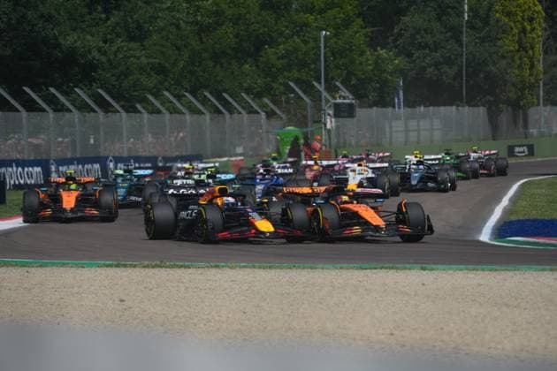 Formel 1 Grand Prix Emilia Romagna 2025 18.05.2025, Autodromo Enzo e Dino Ferrari, Imola, Formel 1 Grand Prix Emilia Romagna 2025 ,im Bild Rennstart:, Max Verstappen (NLD), Oracle Red Bull Racing, Oscar Piastri (AUS), McLaren F1 Team, Lando Norris (GBR), George Russell (GBR), Mercedes-AMG Petronas Formula One Team, Fernando Alonso (ESP), Aston Martin Aramco Cognizant Formula One Team