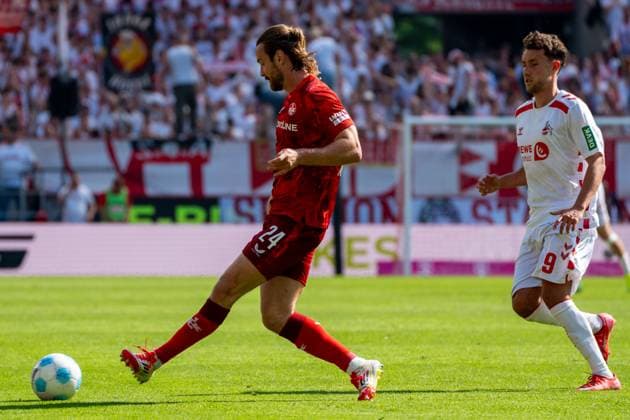 Jannis Heuer (1. FC Kaiserslautern, 24) spielt einen Pass, dahinter Luca Waldschmidt (1. FC Koeln, 09) 1. FC Koeln vs. 1. FC Kaiserslautern, Fussball, 2. Bundesliga, 34. Spieltag, Saison 2024 2025, 18.05.2025 DFL REGULATIONS PROHIBIT ANY USE OF PHOTOGRAPHS AS IMAGE SEQUENCES AND OR QUASI-VIDEO 1. FC Koeln vs. 1. FC Kaiserslautern, Fussball, 2. Bundesliga, 34. Spieltag, Saison 2024 2025, 18.05.2025 Koeln