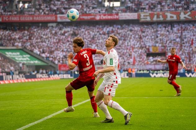 Florian Kleinhansl (1. FC Kaiserslautern, 03) gegen Florian Kainz (1. FC Koeln, 11) 1. FC Koeln vs. 1. FC Kaiserslautern, Fussball, 2. Bundesliga, 34. Spieltag, Saison 2024 2025, 18.05.2025 DFL REGULATIONS PROHIBIT ANY USE OF PHOTOGRAPHS AS IMAGE SEQUENCES AND OR QUASI-VIDEO 1. FC Koeln vs. 1. FC Kaiserslautern, Fussball, 2. Bundesliga, 34. Spieltag, Saison 2024 2025, 18.05.2025 Koeln