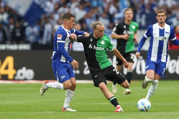 18.05.2025, xtgx, Fussball 2. Bundesliga, Hertha BSC Berlin - Hannover 96 emspor, v.l. Diego Demme (Hertha, 6), Lars Gindorf (Hannover, 25) Zweikampf, Duell, Kampf, tackle (DFL DFB REGULATIONS PROHIBIT ANY USE OF PHOTOGRAPHS as IMAGE SEQUENCES and or QUASI-VIDEO) Berlin
