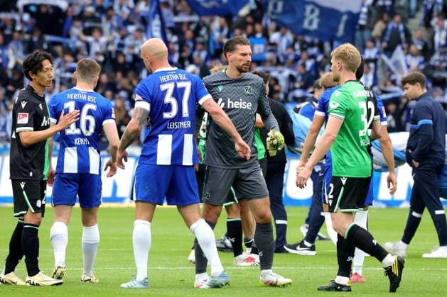 DEU, DFL, 2. FBL, Hertha BSC vs. Hannover 96, 18.05.2025, Berliner Olympiastadion, Berlin, DEU, DFL, 2. FBL, Hertha BSC vs. Hannover 96, im Bild Toni Leistner (Hertha BSC Berlin 37), Jonjoe Kenny (Hertha BSC Berlin 16), Ron-Robert Zieler (Hannover 96 1), Andreas Voglsammer (Hannover 96 32) DFL - regulations prohibit any use of Photographs as image sequences and or quasi-video