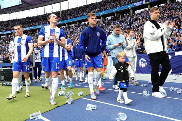 DEU, DFL, 2. FBL, Hertha BSC vs. Hannover 96, 18.05.2025, Berliner Olympiastadion, Berlin, DEU, DFL, 2. FBL, Hertha BSC vs. Hannover 96, im Bild Jonjoe Kenny (Hertha BSC Berlin 16), Fabian Reese (Hertha BSC Berlin 11), Florian Niederlechner (Hertha BSC Berlin 7), Tjark Ernst (Hertha BSC Berlin 1), Marten Winkler (Hertha BSC Berlin 22) DFL - regulations prohibit any use of Photographs as image sequences and or quasi-video