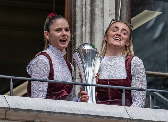 Sarah Zadrazil (FC Bayern Muenchen Frauen, 25) und Georgia Stanway (FC Bayern Muenchen Frauen, 31) praesentieren den DFB-Pokal der Frauen Empfang und Meisterehrung FC Bayern Muenchen Maenner und Frauen, Fussball, Bundesliga, Saison 2024 2025, 18.05.2025. Empfang und Meisterehrung FC Bayern Muenchen Maenner und Frauen, Fussball, Bundesliga, Saison 2024 2025, 18.05.2025. Muenchen Copyright: xEibner-Pressefoto HeikexFeinerx EP_HFR