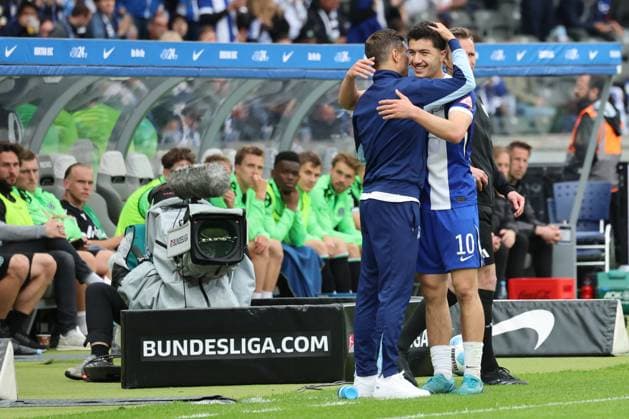 2. Fußball Bundesliga, Hertha BSC - Hannover 96 Abschied, Aus, Ende, Abpfiff, Spielende, Ibrahim Maza (Hertha BSC Berlin 10) verabschiedet sich, wird umarmt von Trainer Stefan Leitl (Hertha BSC Berlin), während der Begegnung in der 2. Fußball Bundesliga, Hertha BSC - Hannover 96 in Berlin, Olympiastadion, am 18.05.2025. DFB regulations prohibit any use of photographs as image sequences and or quasi video.