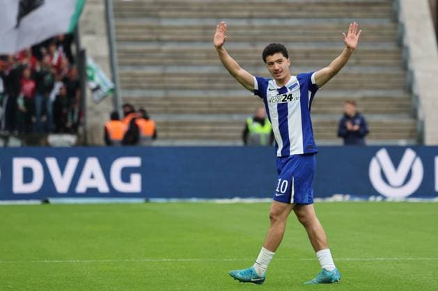 2. Fußball Bundesliga, Hertha BSC - Hannover 96 Abschied, Aus, Ende, Abpfiff, Spielende, Ibrahim Maza (Hertha BSC Berlin 10) verabschiedet sich, vom Publikum, während der Begegnung in der 2. Fußball Bundesliga, Hertha BSC - Hannover 96 in Berlin, Olympiastadion, am 18.05.2025. DFB regulations prohibit any use of photographs as image sequences and or quasi video.