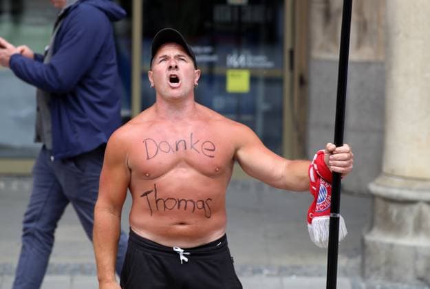 Fussball, Herren, Bundesliga, Saison 2024 2025, FC Bayern München, Meisterfeier, Rathausbalkon, Marienplatz Einer der bekannterern FC Bayern Fans aus der Südkurve, heute an der Fahne, immer mit nacktem Oberkörper, Sommer wie Winter und der Botschaft auf der Brust, DANKE THOMAS, für Thomas Müller, Mueller (FC Bayern München)
