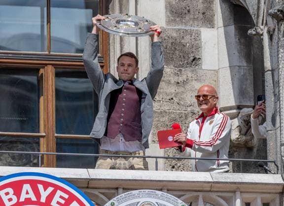 Manuel Neuer (Torwart, FC Bayern Muenchen, 1) praesentiert die Meisterschale der Fussball Bundesliga Empfang und Meisterehrung FC Bayern Muenchen Maenner und Frauen, Fussball, Bundesliga, Saison 2024 2025, 18.05.2025. Empfang und Meisterehrung FC Bayern Muenchen Maenner und Frauen, Fussball, Bundesliga, Saison 2024 2025, 18.05.2025. Muenchen Copyright: xEibner-Pressefoto HeikexFeinerx EP_HFR