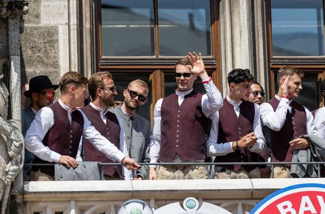 Manuel Neuer (Torwart, FC Bayern Muenchen, 1) winkt den Fans Empfang und Meisterehrung FC Bayern Muenchen Maenner und Frauen, Fussball, Bundesliga, Saison 2024 2025, 18.05.2025. Empfang und Meisterehrung FC Bayern Muenchen Maenner und Frauen, Fussball, Bundesliga, Saison 2024 2025, 18.05.2025. Muenchen Copyright: xEibner-Pressefoto HeikexFeinerx EP_HFR