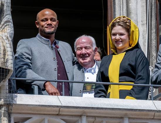 Vincent Kompany (Chef-Trainer, FC Bayern Muenchen), Walter Mennekes (Vizepraesident, FC Bayern Muenchen) und das Muenchner Kindl Empfang und Meisterehrung FC Bayern Muenchen Maenner und Frauen, Fussball, Bundesliga, Saison 2024 2025, 18.05.2025. Empfang und Meisterehrung FC Bayern Muenchen Maenner und Frauen, Fussball, Bundesliga, Saison 2024 2025, 18.05.2025. Muenchen Copyright: xEibner-Pressefoto HeikexFeinerx EP_HFR