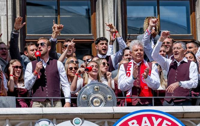 Die beiden Teams feiern die Meisterschaften und den Pokalsieg der Frauen auf dem Balkon des Muenchner Rathauses mit ihren Trophaeen, hier tut sich Harry Kane (FC Bayern Muenchen, 9) hervor, rechts mit dabei Dieter Reiter (Oberbuergermeister der Stadt Muenchen) und Herbert Hainer (Praesident, FC Bayern Muenchen) Empfang und Meisterehrung FC Bayern Muenchen Maenner und Frauen, Fussball, Bundesliga, Saison 2024 2025, 18.05.2025. Empfang und Meisterehrung FC Bayern Muenchen Maenner und Frauen, Fussball, Bundesliga, Saison 2024 2025, 18.05.2025. Muenchen Copyright: xEibner-Pressefoto HeikexFeinerx EP_HFR