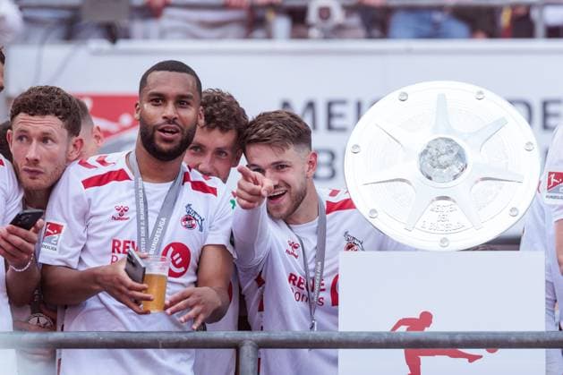 2.? ?Fußball Bundesliga, 1. FC Köln - 1. FC Kaiserslautern, 18.05.2025 Deutscher Meister der 2. Fussball Bundesliga - 1. FC Köln Linton Maina (1. FC Köln, 37), Luca Waldschmidt (1. FC Köln, 9), Jan Thielmann (1. FC Köln, 29) gestikuliert lachend 2. Fußball Bundesliga, 1. FC Köln - 1. FC Kaiserslautern, Köln, RheinEnergiestadion am 18.05.2025 DFL REGULATIONS PROHIBIT ANY USE OF PHOTOGRAPHS AS IMAGE SEQUENCES AND OR QUASI-VIDEO.