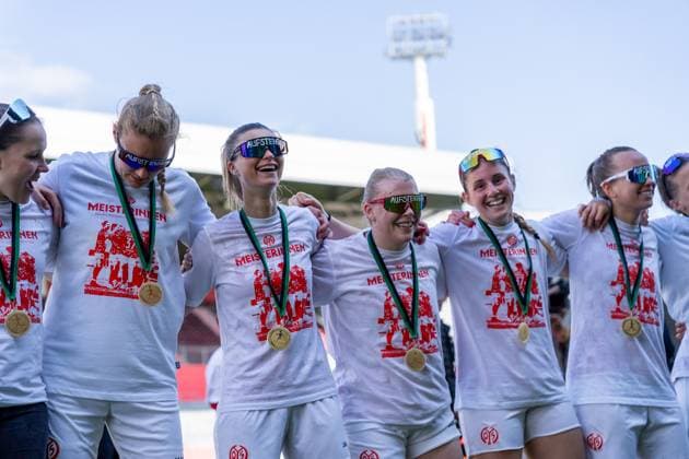 Jubel, Freude, Emotion, v.l. Anna Friedrichowitz (1. FSV Mainz 05, 19), Sabine Ebnicher (1. FSV Mainz 05, 33), Laura Schmahl (1. FSV Mainz 05, 20), Heidrun Sigurdardottir (1. FSV Mainz 05, 08), Jule Stendebach (1. FSV Mainz 05, 23), Jana Loeber (1. FSV Mainz 05, 05) zum Aufstieg, GER, 1. FSV Mainz 05 vs. 1. FC Saarbruecken, Frauen-Regionalliga Suedwest, 21. Spieltag, Saison 2024 2025, 18.05.2025, DFB DFL REGULATIONS PROHIBIT ANY USE OF PHOTOGRAPHS AS IMAGE SEQUENCES AND OR QUASI-VIDEO, GER, 1. FSV Mainz 05 vs. 1. FC Saarbruecken, Frauen-Regionalliga Suedwest, 21. Spieltag, Saison 2024 2025, 18.05.2025, Mainz Copyright: xEibner-Pressefoto Jan-NiclasxGrox EP_JGG