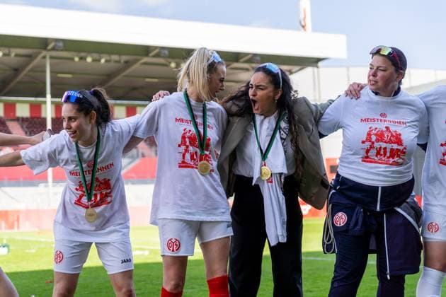 Jubel, Freude, Emotion, v.l. Vital Kats (1. FSV Mainz 05, 30), Chiara Bouziane (1. FSV Mainz 05, 10), Ebru Uzungueney (1. FSV Mainz 05, 28) zum Aufstieg, GER, 1. FSV Mainz 05 vs. 1. FC Saarbruecken, Frauen-Regionalliga Suedwest, 21. Spieltag, Saison 2024 2025, 18.05.2025, DFB DFL REGULATIONS PROHIBIT ANY USE OF PHOTOGRAPHS AS IMAGE SEQUENCES AND OR QUASI-VIDEO, GER, 1. FSV Mainz 05 vs. 1. FC Saarbruecken, Frauen-Regionalliga Suedwest, 21. Spieltag, Saison 2024 2025, 18.05.2025, Mainz Copyright: xEibner-Pressefoto Jan-NiclasxGrox EP_JGG
