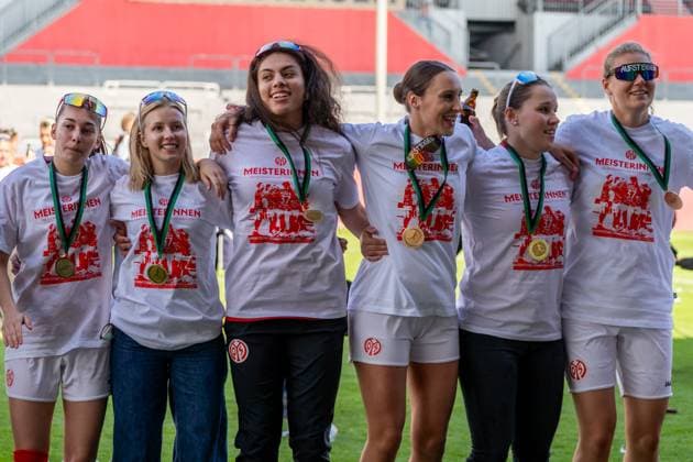 Jubel, Freude, Emotion, v.l. Miriam Sterrer (1. FSV Mainz 05, 03), Maren Michelchen (1. FSV Mainz 05, 29), Ann-Christin Schaefer (1. FSV Mainz 05, 32), Anna Friedrichowitz (1. FSV Mainz 05, 19), Sabine Ebnicher (1. FSV Mainz 05, 33) zum Aufstieg, GER, 1. FSV Mainz 05 vs. 1. FC Saarbruecken, Frauen-Regionalliga Suedwest, 21. Spieltag, Saison 2024 2025, 18.05.2025, DFB DFL REGULATIONS PROHIBIT ANY USE OF PHOTOGRAPHS AS IMAGE SEQUENCES AND OR QUASI-VIDEO, GER, 1. FSV Mainz 05 vs. 1. FC Saarbruecken, Frauen-Regionalliga Suedwest, 21. Spieltag, Saison 2024 2025, 18.05.2025, Mainz Copyright: xEibner-Pressefoto Jan-NiclasxGrox EP_JGG