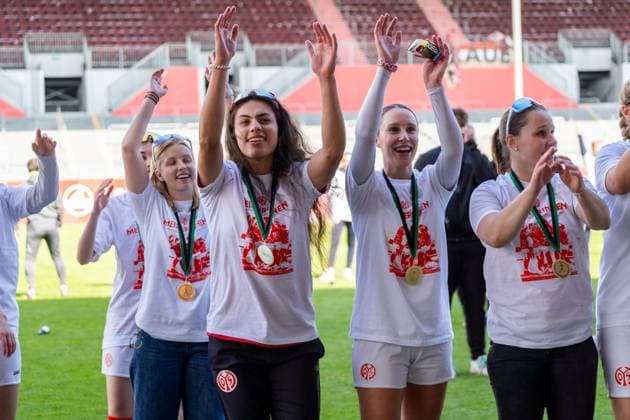 Jubel, Freude, Emotion, Mannschaft von 1. FSV Mainz 05 feiert Aufstieg, GER, 1. FSV Mainz 05 vs. 1. FC Saarbruecken, Frauen-Regionalliga Suedwest, 21. Spieltag, Saison 2024 2025, 18.05.2025, DFB DFL REGULATIONS PROHIBIT ANY USE OF PHOTOGRAPHS AS IMAGE SEQUENCES AND OR QUASI-VIDEO, GER, 1. FSV Mainz 05 vs. 1. FC Saarbruecken, Frauen-Regionalliga Suedwest, 21. Spieltag, Saison 2024 2025, 18.05.2025, Mainz Copyright: xEibner-Pressefoto Jan-NiclasxGrox EP_JGG
