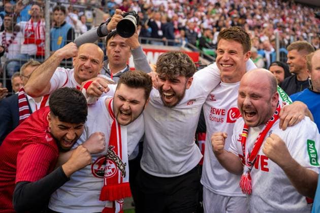 Dominique Heintz (1. FC Koeln, 03) feiert die Meisterschaft in der 2. Bundesliga mit den Fans 1. FC Koeln vs. 1. FC Kaiserslautern, Fussball, 2. Bundesliga, 34. Spieltag, Saison 2024 2025, 18.05.2025 DFL REGULATIONS PROHIBIT ANY USE OF PHOTOGRAPHS AS IMAGE SEQUENCES AND OR QUASI-VIDEO 1. FC Koeln vs. 1. FC Kaiserslautern, Fussball, 2. Bundesliga, 34. Spieltag, Saison 2024 2025, 18.05.2025 Koeln