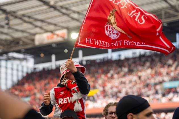 Sport Bilder des Tages Die Fans des 1. FC Koeln feiern die Meisterschaft in der 2. Bundesliga 1. FC Koeln vs. 1. FC Kaiserslautern, Fussball, 2. Bundesliga, 34. Spieltag, Saison 2024 2025, 18.05.2025 DFL REGULATIONS PROHIBIT ANY USE OF PHOTOGRAPHS AS IMAGE SEQUENCES AND OR QUASI-VIDEO 1. FC Koeln vs. 1. FC Kaiserslautern, Fussball, 2. Bundesliga, 34. Spieltag, Saison 2024 2025, 18.05.2025 Koeln