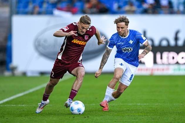 Tim Handwerker (SSV Jahn Regensburg, 02) im Zweikampf mit Luca Marseiler (SV Darmstadt 98, 08), GER, SV Darmstadt 98 vs. SSV Jahn Regensburg, 2. Bundesliga, Fussball, 34. Spieltag, Saison 2024 2025, 18.05.2025. DFL REGULATIONS PROHIBIT ANY USE OF PHOTOGRAPHS as IMAGE SEQUENCES and or QUASI-VIDEO. GER, SV Darmstadt 98 vs. SSV Jahn Regensburg, 2. Bundesliga, Fussball, 34. Spieltag, Saison 2024 2025, 18.05.2025. Darmstadt Copyright: xEibner-Pressefoto FlorianxWiegandx EP_FWD