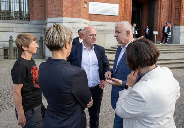Fußball, Frauen, Saison 2024 2025, 2. Frauen-Bundesliga, 1. FC Union Berlin, die Aufsteigerinnen in die 1. Bundesliga werden im Roten Rathaus von Kai Wegner (Regierender Bürgermeister von Berlin) empfangen, im Bild: v. l. Trainerin Ailien Poese (1. FC Union), Geschäftsführerin Profifußball Frauen Jennifer Zietz (1. FC Union), Berlins regierender Bürgermeister Kai Wegner, Präsident Dirk Zingler (1. FC Union), Staatssekretärin für Franziska Becker, 20.05. 2025, Copyright: xMatthiasxKochx