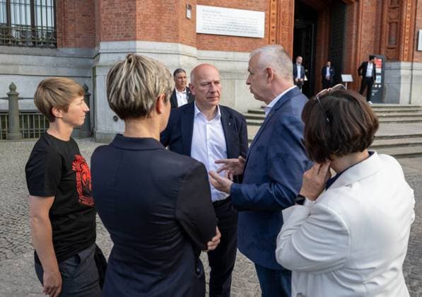 Fußball, Frauen, Saison 2024 2025, 2. Frauen-Bundesliga, 1. FC Union Berlin, die Aufsteigerinnen in die 1. Bundesliga werden im Roten Rathaus von Kai Wegner (Regierender Bürgermeister von Berlin) empfangen, im Bild: v. l. Trainerin Ailien Poese (1. FC Union), Geschäftsführerin Profifußball Frauen Jennifer Zietz (1. FC Union), Berlins regierender Bürgermeister Kai Wegner, Präsident Dirk Zingler (1. FC Union), Staatssekretärin für Franziska Becker, 20.05. 2025, Copyright: xMatthiasxKochx