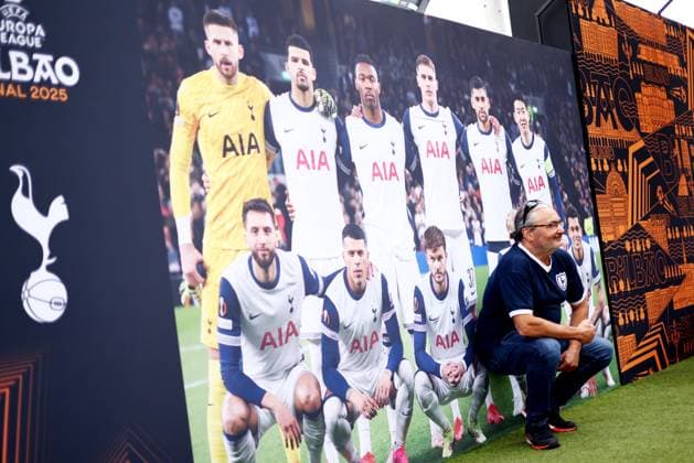 Fans pose for photos in the fan festival. Tottenham Hotspur v Manchester United, ManU Europa League Final, Football, San Mames Stadium, Bilbao, Spain - 21 May 2025 EDITORIAL USE ONLY No use with unauthorised audio, video, data, fixture lists, club league logos or live services. Online in-match use limited to 120 images, no video emulation. No use in betting, games or single club league player publications. Copyright: xJamesxMarsh Shutterstockx 15312890c