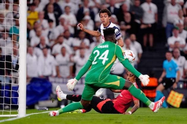Brennan Johnson of Tottenham Hotspur s cross is blocked by Andre Onana of Manchester United, ManU Tottenham Hotspur v Manchester United, Europa League Final, Football, San Mames Stadium, Bilbao, Spain - 21 May 2025 EDITORIAL USE ONLY No use with unauthorised audio, video, data, fixture lists, club league logos or live services. Online in-match use limited to 120 images, no video emulation. No use in betting, games or single club league player publications. Copyright: xGokhanxTaner Shutterstockx 15312892cp