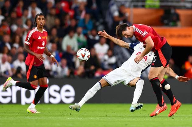 Dominic Solanke of Tottenham Hotspur and Harry Maguire of Manchester United, ManU Tottenham Hotspur v Manchester United, Europa League Final, Football, San Mames Stadium, Bilbao, Spain - 21 May 2025 EDITORIAL USE ONLY No use with unauthorised audio, video, data, fixture lists, club league logos or live services. Online in-match use limited to 120 images, no video emulation. No use in betting, games or single club league player publications. Copyright: xJamesxMarsh Shutterstockx 15312890cp