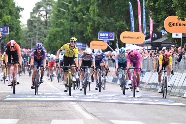 22-05-2025 Giro D italia; Tappa 12 Modena - Viadana; 2025, Visma - Lease A Bike; 2025, Picnic - Postnl; 2025, Alpecin - Deceuninck; 2025, Lidl - Trek; 2025, Ineos Grenadiers; Kooij, Olav; Van Uden, Casper; Groves, Kaden; Pedersen, Mads; Turner, Ben; Viadana;