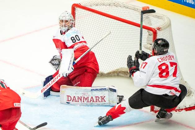 Eishockey, WM, Kanada - Dänemark Denmark IIHF Hockey Worlds: Canada vs. Denmark Sidney Crosby, Canada, right, challenges goalkeeper Frederik Dichow, Denmark during the quarter-final match between Canada and Denmark at the IIHF Ice hockey, Eishockey World Championships in Herning, Denmark, Thursday May 22, 2025.. , Herning Denmark Mors Copyright: BoxAmrstrupx xRitzauxScanpix BoxAmstrupx spdk20250522-215600-L