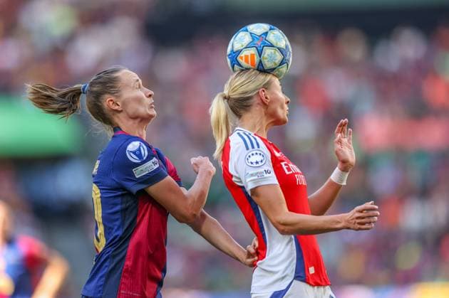 POR, Lissabon, Arsenal London vs FC Barcelona, Barca Women s Champions League, Fussball, UEFA, Spielzeit 2024 2025, Estadio Josà Alvalade, Finale, im Bild v.l.: Caroline Graham Hansen (FC Barcelona 10), Chloe Kelly (Arsenal London 18) DFB DFL REGULATIONS PROHIBIT ANY USE OF PHOTOGRAPHS AS IMAGE SEQUENCES AND OR QUASI-VIDEO, 24.05.2025, Copyright: HMBxMedia HendrikxHamelau