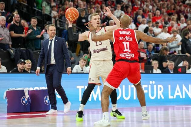 Andreas Obst (FC Bayern Basketball, 13) mit Ball mit Akeem Vargas (Syntainics MBC, 11) und Janis Gailitis (Syntainics MBC, Cheftrainer), GER, FC Bayern Basketball vs. SYNTAINICS MBC, Basketball, easycredit Basketball Bundesliga, BBL, Playoffs, Viertelfinale, Saison 2024 2025, 24.05.2025, GER, FC Bayern Basketball vs. SYNTAINICS MBC, Basketball, easycredit Basketball Bundesliga, BBL, Playoffs, Viertelfinale, Saison 2024 2025, 24.05.2025 Muenchen Copyright: xEibner-Pressefoto JennixMaulx EP_JML