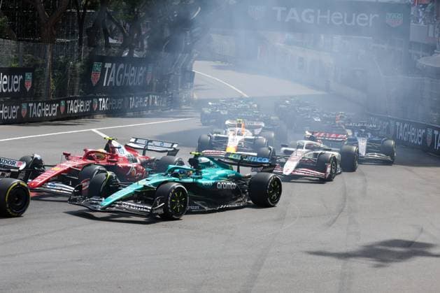 Start, Fernando Alonso (Aston Martin Aramco), Lewis Hamilton (Scuderia Ferrari HP), Liam Lawson (Visa Cash App RB), Esteban Ocon (MoneyGramm Haas), Rennen, Grosser Preis von Monaco, Motorsport, Herren, Formel 1, 25.05.2025 Monte Carlo Monaco MCO
