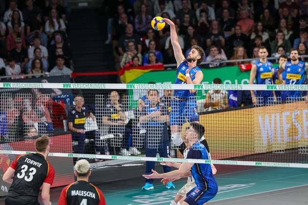 Kamil Rychlicki (Italien, 11) am Netz mit Ball, GER, Deutschland vs. Italien, Volleyball, Herren, Laenderspiel, Saison 2024 2025, 25.05.2025, GER, Deutschland vs. Italien, Volleyball, Herren, Laenderspiel, Saison 2024 2025, 25.05.2025 Muenchen Copyright: xEibner-Pressefoto JennixMaulx EP_JML