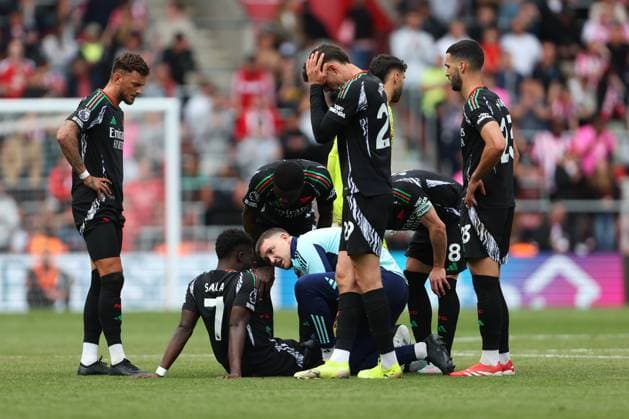 Football - 2024 2025 Premier League - Southampton vs Arsenal - St Mary™s Stadium - Sunday 25th May 2025 Bukayo Saka of Arsenal receives treatment during the Premier League match at St Mary™s Stadium COLORSPORT Shaun Boggust