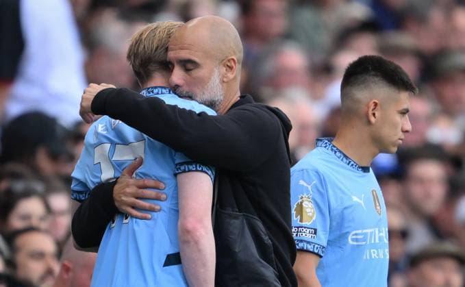 Football - 2024 2025 Premier League - Fulham vs Manchester City - Craven Cottage - Sunday 25th May 2025. Manchester City manager Pep Guardiola with Kevin De Bruyne as he is brought on as a substitute. COLORSPORT Ashley Western