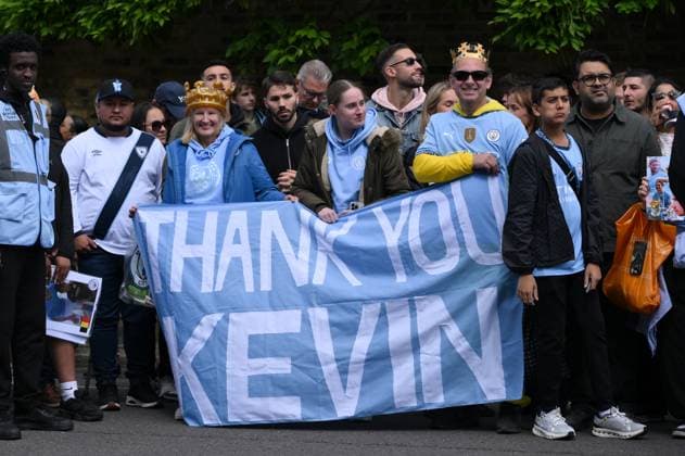 Football - 2024 2025 Premier League - Fulham vs Manchester City - Craven Cottage - Sunday 25th May 2025. Supporters of Manchester City s Kevin De Bruyne outside the ground. COLORSPORT Ashley Western