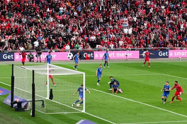 Riley Harbottle of AFC Wimbledon clears off the line to prevent a Walsall equaliser AFC Wimbledon v Walsall, EFL Sky Bet League Two, Play-Off Final, Football, Wembley Stadium, London, UK - 26 May 2025 EDITORIAL USE ONLY No use with unauthorised audio, video, data, fixture lists, club league logos or live services. Online in-match use limited to 120 images, no video emulation. No use in betting, games or single club league player publications. Copyright: xAndrewxFosker Shutterstockx 15316458de