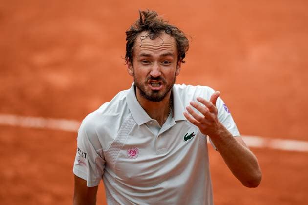 Paris 27.05.2025 xABx Tennis French Open 2025 Roland-Garros, Daniil Medvedev - Cameron Norrie GBR v.l., Daniil Medvedev reklamiert, enttaeuscht, enttaeuscht schauend, dissapointed, traurig, frustiert, frust, gefrustet, gibt Anweisungen, gestikuliert, mit den Armen gestikulieren gives instructions, gesticulate. Copyright: HMBxMedia AntonioxBorga