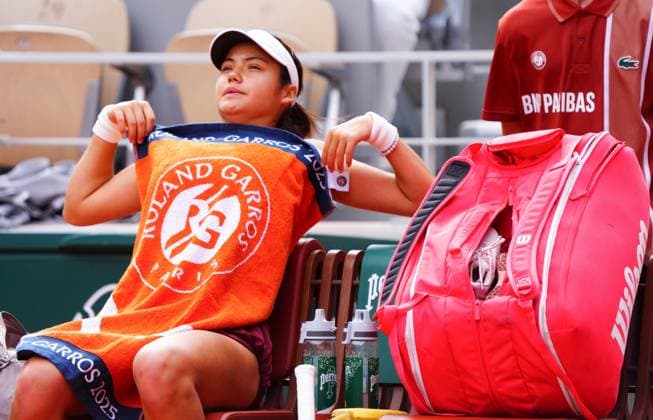Sport Bilder des Tages Emma Raducanu reacts French Open Tennis, Day Four, Tennis, Roland Garros, Paris, France - 28 May 2025 EDITORIAL USE ONLY No use with unauthorised audio, video, data, fixture lists, club league logos or live services. Online in-match use limited to 120 images, no video emulation. No use in betting, games or single club league player publications. Copyright: xJavierxGarcia Shutterstockx 15323219bq