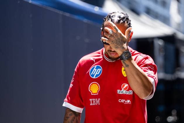 Lewis Hamilton (Scuderia Ferrari HP, Großbritannien, 44) mit Hand vor der Stirn Gesicht, ESP, Formel 1 Weltmeisterschaft, Aramco Grand Prix von Spanien, Circuit de Barcelona Catalunya, Media Day, Saison 2025, 29.05.2025 ESP, Formel 1 Weltmeisterschaft, Aramco Grand Prix von Spanien, Circuit de Barcelona Catalunya, Media Day, Saison 2025, 29.05.2025 Barcelona Copyright: xEibner-Pressefoto Memmlerx EP_MMR