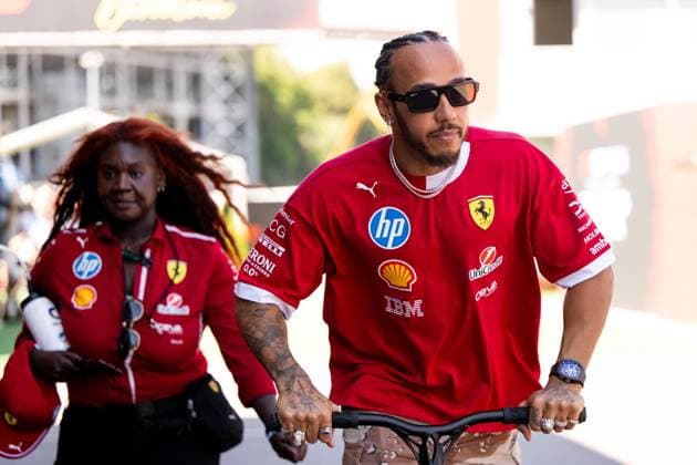 Lewis Hamilton (Scuderia Ferrari HP, Großbritannien, 44) auf dem Scooter, ESP, Formel 1 Weltmeisterschaft, Aramco Grand Prix von Spanien, Circuit de Barcelona Catalunya, Media Day, Saison 2025, 29.05.2025 ESP, Formel 1 Weltmeisterschaft, Aramco Grand Prix von Spanien, Circuit de Barcelona Catalunya, Media Day, Saison 2025, 29.05.2025 Barcelona Copyright: xEibner-Pressefoto Memmlerx EP_MMR