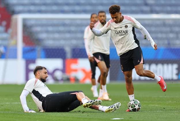 Gianluigi Donnarumma of Paris Saint-Germain and Desire Doue of Paris Saint-Germain Paris Saint-Germain Training Session, UEFA Champions League Final, Football, Allianz Arena, Munich, Germany - 30 May 2025 EDITORIAL USE ONLY No use with unauthorised audio, video, data, fixture lists, club league logos or live services. Online in-match use limited to 120 images, no video emulation. No use in betting, games or single club league player publications. Copyright: xMichaelxZemanek Shutterstockx 15330915g