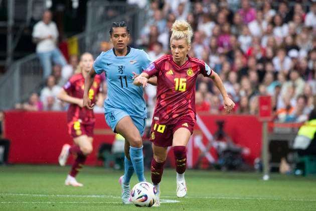 GER, Bremen, Fußballl, Frauenfussball, UEFA Womens Nations League, 5. Spieltag, Deutschland vs. Niederlande im Bild v.l.: Linda Dallmann (GER 16), mit Ball, einzeln 30.05.2025, Weserstadion Bremen UEFA REGULATIONS PROHIBIT ANY USE OF PHOTOGRAPHS AS IMAGE SEQUENCES AND OR QUASI-VIDEO, Copyright: HMBxMedia PaulxFritz
