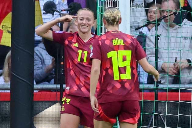 Lea Schueller (Germany) bejubelt ihren Treffer zum 2:0 mit Klara Buehl (Germany), UEFA Women s Nations League 2024 25 Grp A1 MD5, Germany and Netherlands, Weserstadion am 30. May 2025 in Bremen, Deutschland. (Foto von Marco Steinbrenner DeFodi Images) Lea Schueller (Germany) celebrates after scoring her teams second goal with Klara Buehl (Germany), UEFA Women s Nations League 2024 25 Grp A1 MD5, Germany and Netherlands, Weserstadion, May 30, 2025 in Bremen, Germany. (Photo by Marco Steinbrenner DeFodi Images)