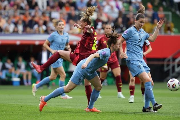 GER, xFSx , Bremen , Nations League der Frauen , im Bremer Weserstadion 30.05.2025 , v.l. Janina Minge (Deutschland ,6 ) , Veerle Buurman (Niederland ,4) ,Damaris Egurrola (Niederland ,21) Copyright: HMBxMedia FernandoxSoares