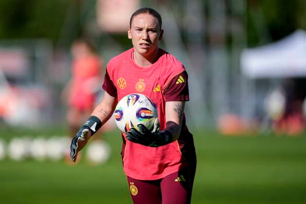 Laura Johanna Dick (Torhüterin, Torwart, Deutschland, 23), am Ball, Einzelbild, Einzelfoto, Aktion, Action, 30.05.2025, Großaspach (Deutschland), Fussball, Länderspiel, U23-Frauen, Deutschland - USA, DFB DFL REGULATIONS PROHIBIT ANY USE OF PHOTOGRAPHS AS IMAGE SEQUENCES AND OR QUASI-VIDEO.